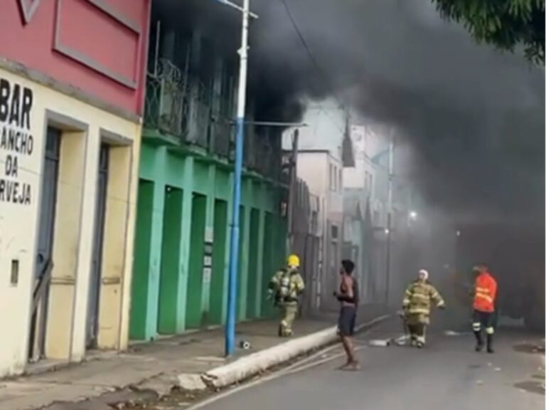 Incêndio atinge estrutura antiga no Calçadão da Gameleira, em Rio Branco