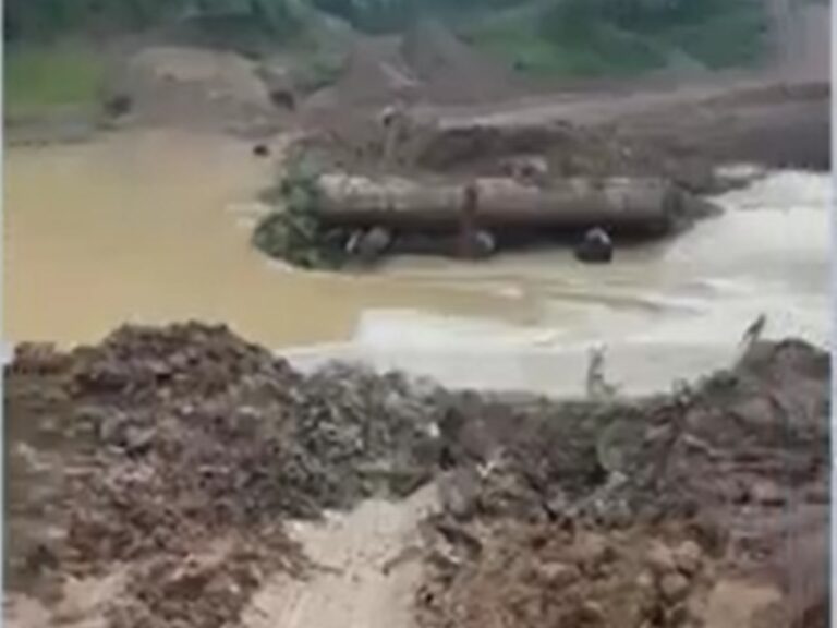 Trecho de rio bloqueado por estrada ilegal é desobstruído no interior do AC