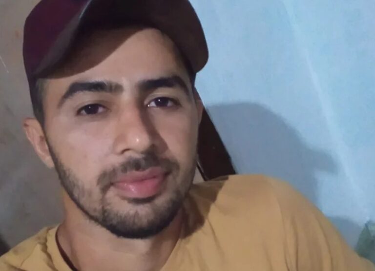 Jovem é morto a facadas enquanto dormia na casa da namorada