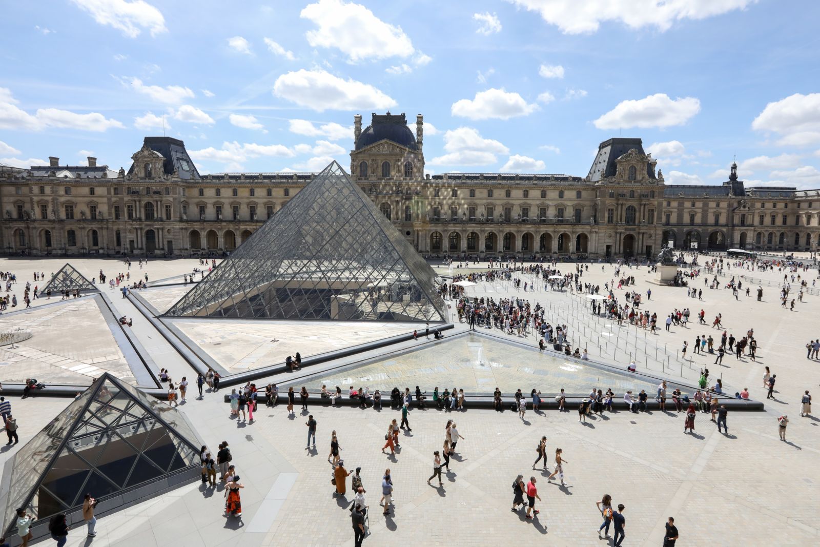 Joias de Valor Incalculável Desaparecem em Assalto Audacioso no Museu do Louvre