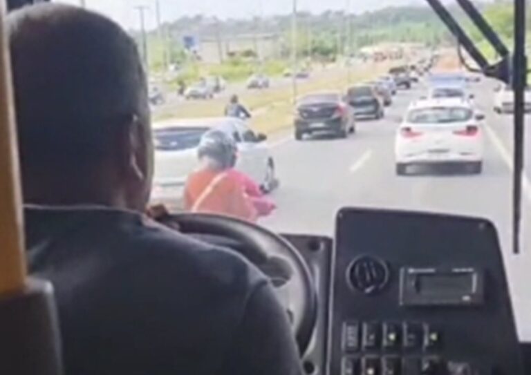 Passageiro assume direção de ônibus após confusão na BR-101