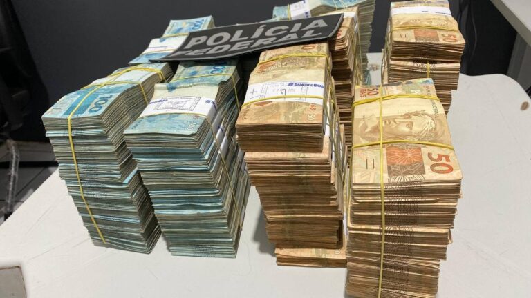 Polícia federal prende dupla com R$ 700 mil e investiga lavagem de dinheiro
