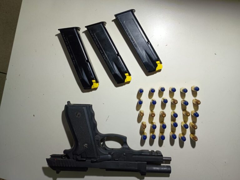Passageiro de ônibus é preso com pistola em maleta