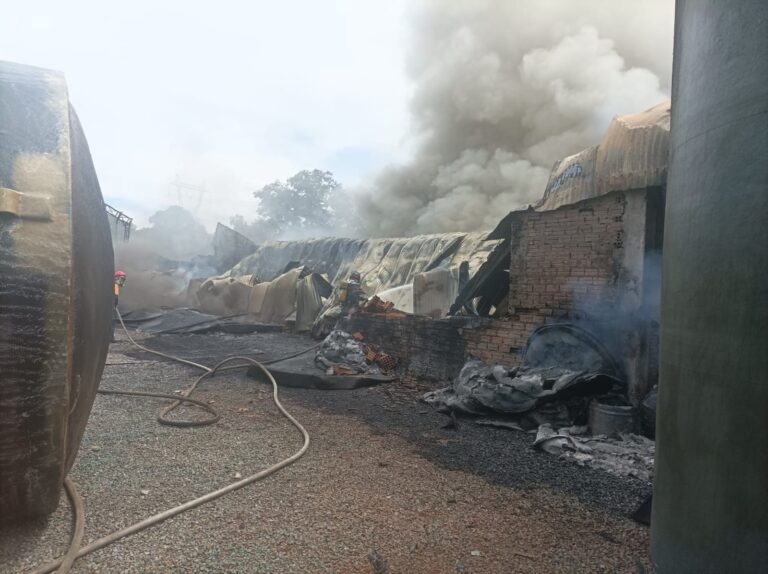 Incêndio atinge indústria de caixas d'água em Limeira