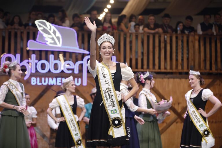 Modelo de 32 anos é a nova rainha da Oktoberfest