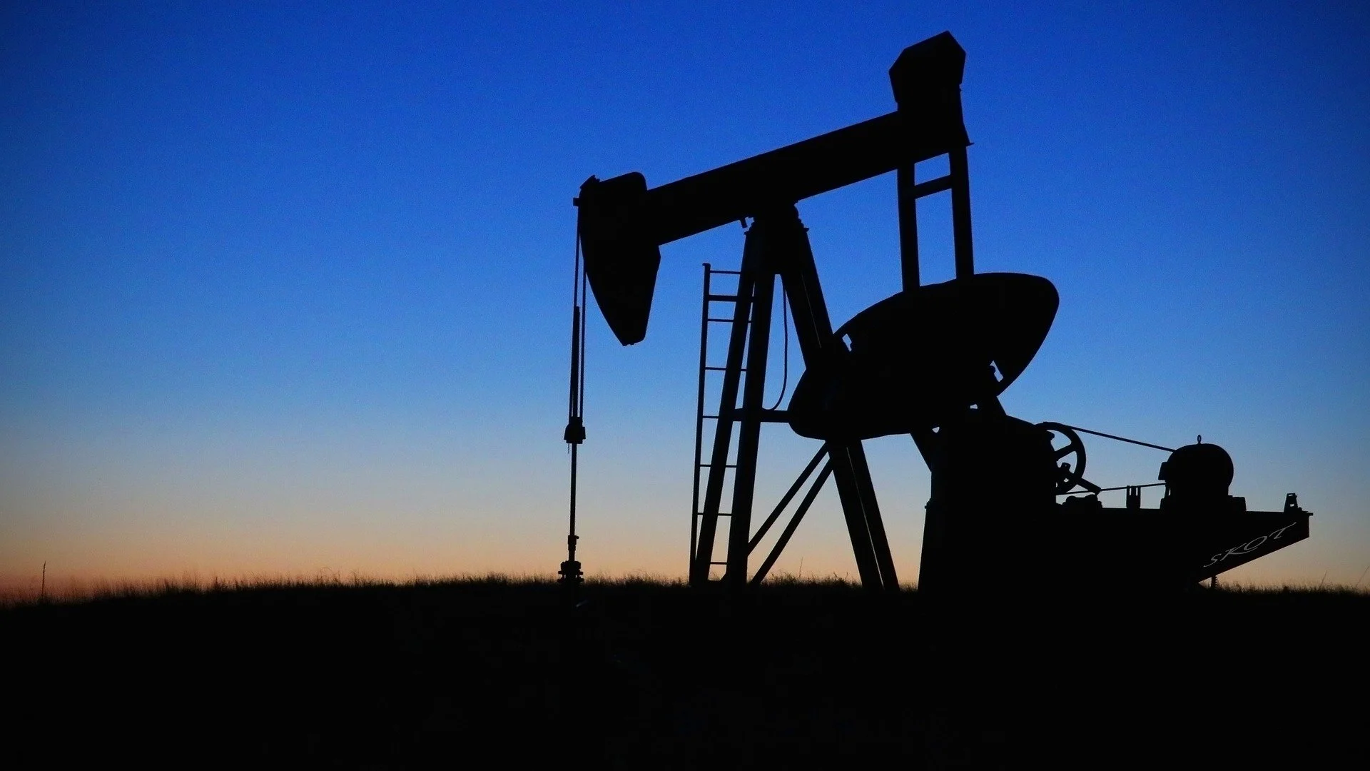 Sanções dos EUA à Rússia Disparam Preços do Petróleo Acima de 5%