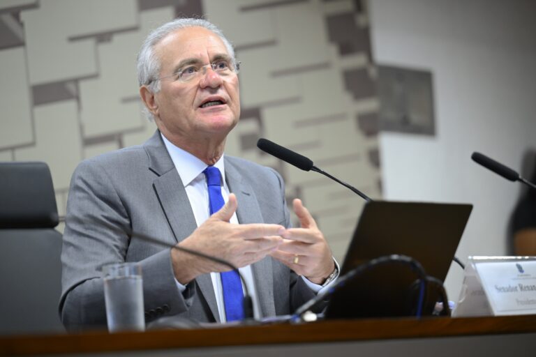 Renan analisa mudanças em projeto do Imposto de Renda