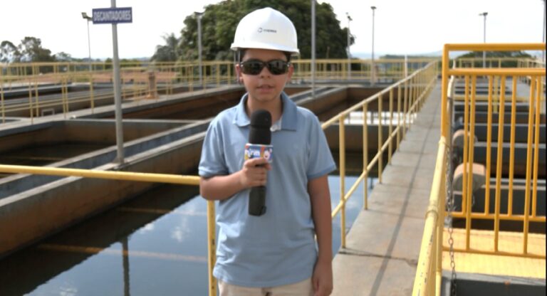 Criança ensina sobre água e reciclagem em Araxá