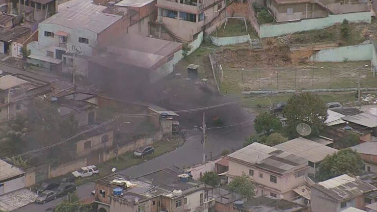 Bandidos incendeiam barricadas durante operação da PM no Complexo do Chapadão