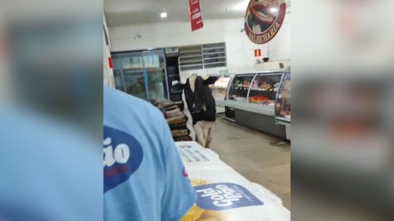 Boi invade supermercado e causa tumulto em Ibiá
