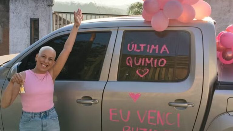 Mulher celebra cura do câncer de mama com buzinaço e viraliza