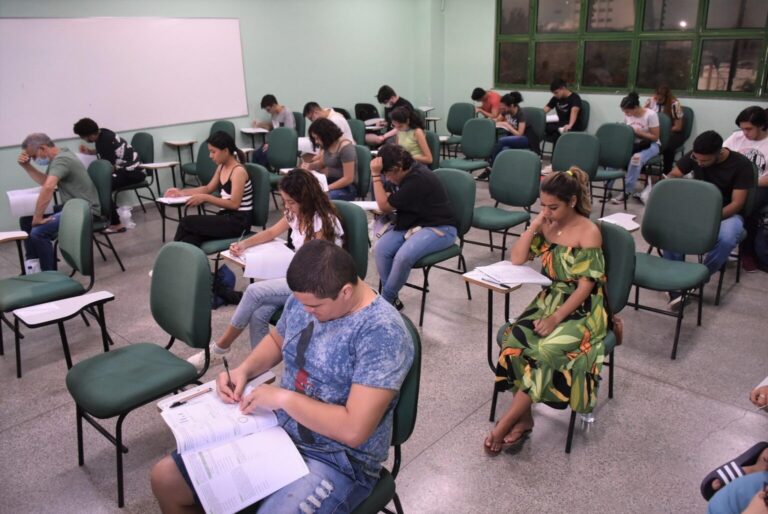 Vestibular 2025 da UEA começa com prova de conhecimentos gerais