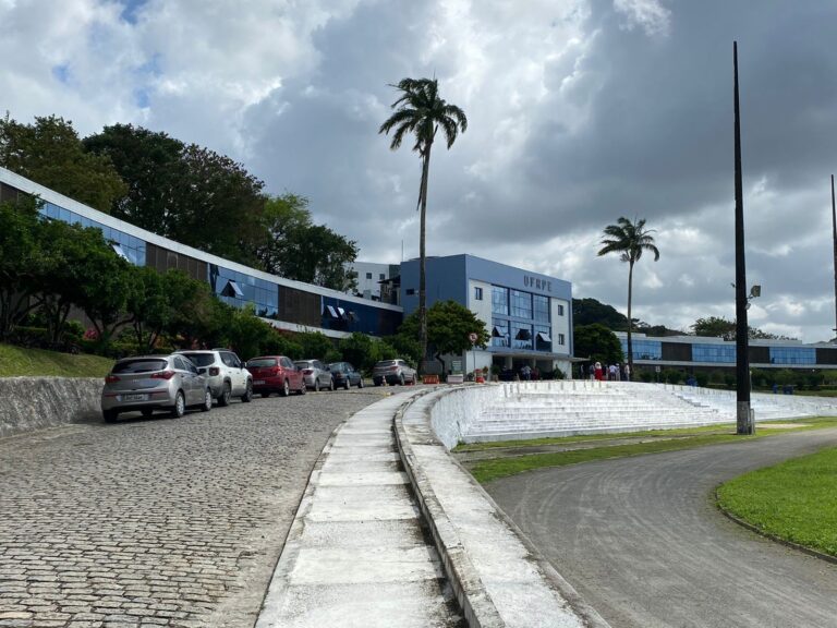 UFRPE abre concurso para professores com salários de até R$ 13,2 mil