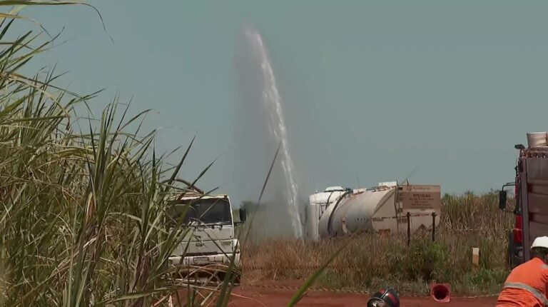 Homem tenta furtar gasolina e causa vazamento em oleoduto