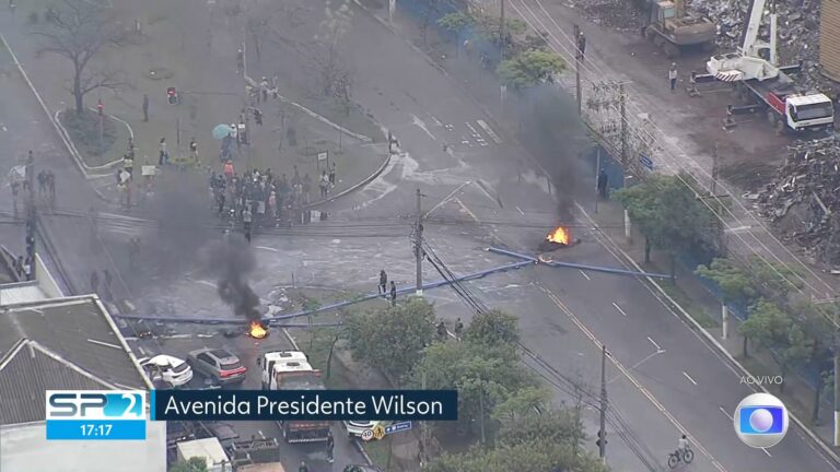 Moradores bloqueiam Avenida Presidente Wilson em SP por moradia