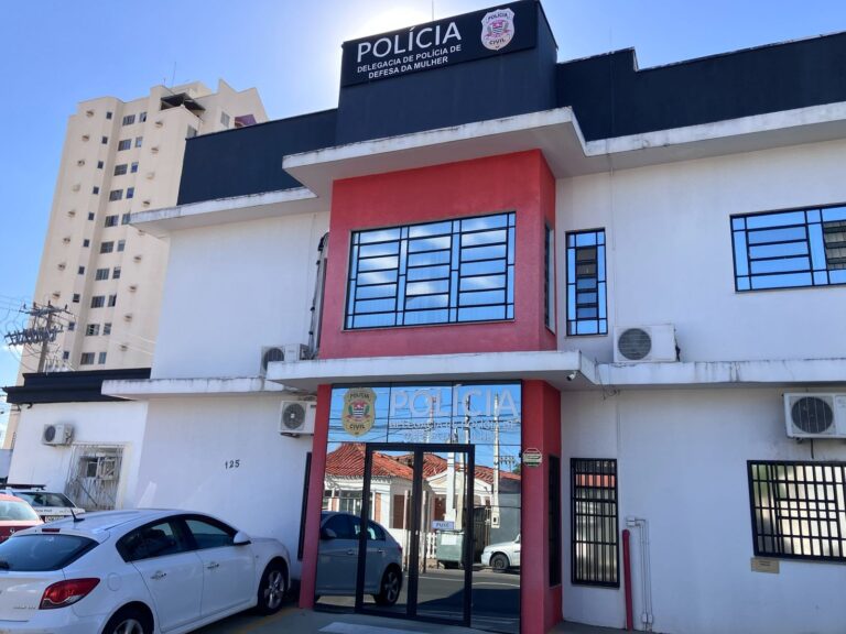 Polícia investiga uso de IA para criar imagens pornográficas de alunas