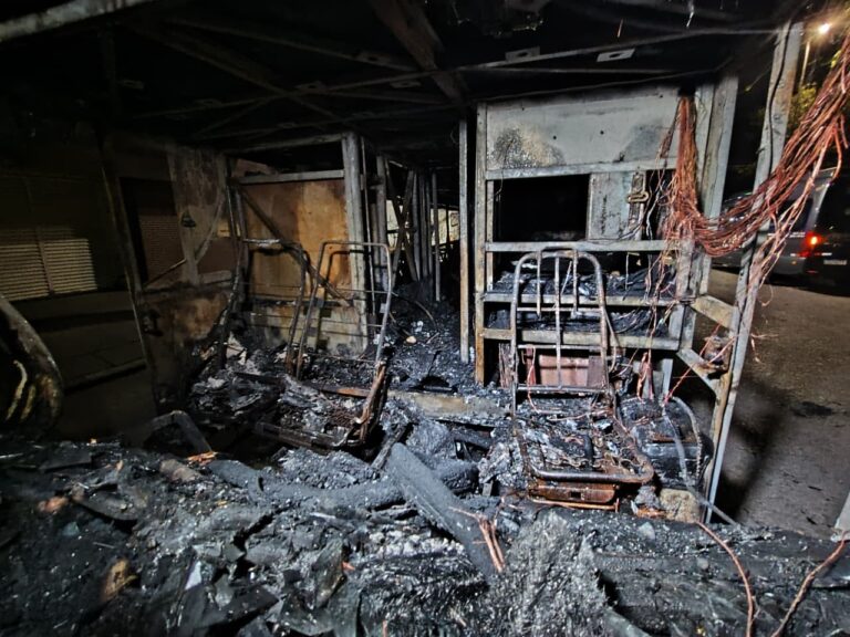 Incêndio destrói ônibus de turismo com estudantes em Porto Alegre