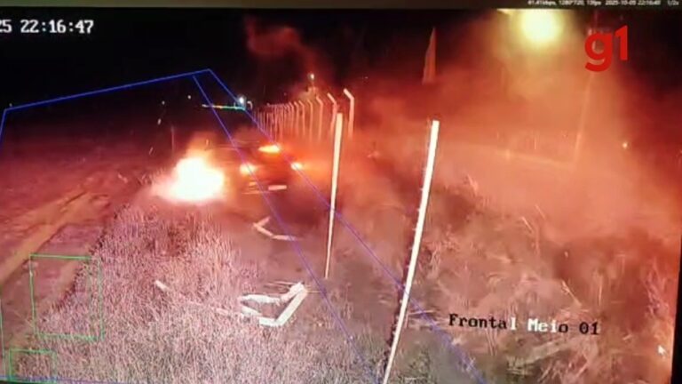 Acidente fatal em Caçapava: carro de luxo pega fogo após colisão