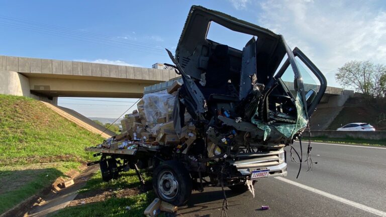 Acidente entre caminhão e carreta bloqueia rodovia em Limeira