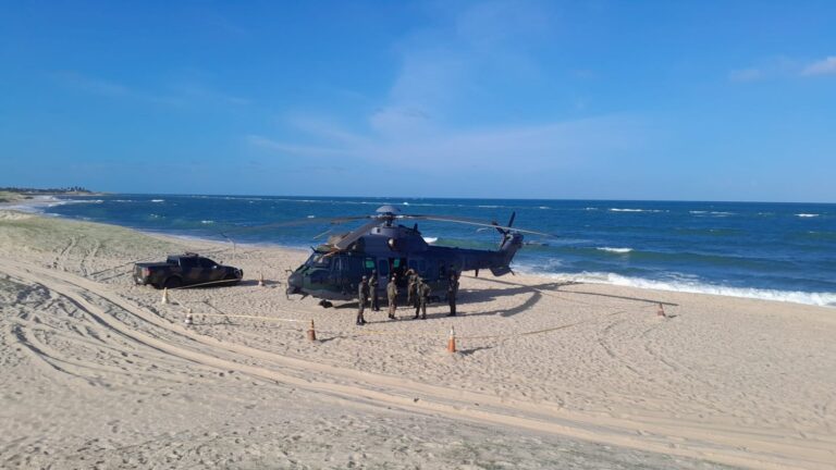 Helicóptero da FAB chega a 3º dia de manutenção após pouso emergencial em praia
