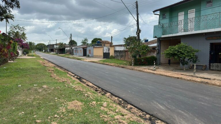 Moradores se unem para asfaltar rua em Mosqueiro, Belém