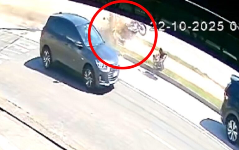 Motociclista morre ao ser atingido por carro e arremessado contra poste