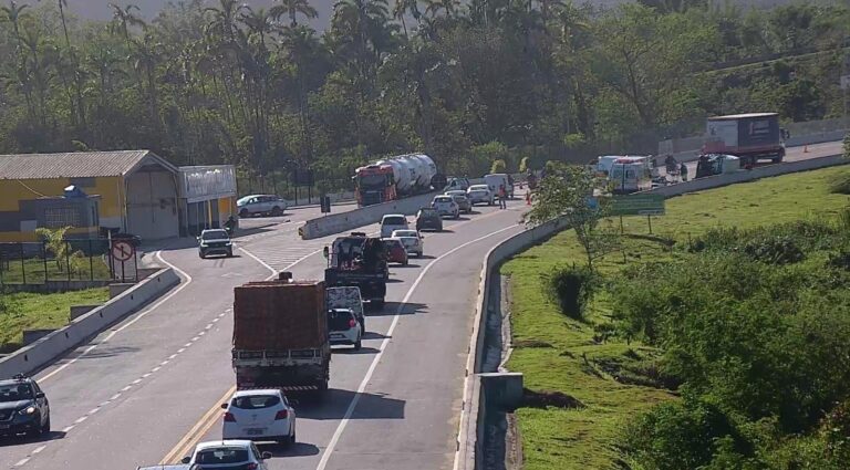 Colisão entre vans deixa quatro feridos em Caraguatatuba