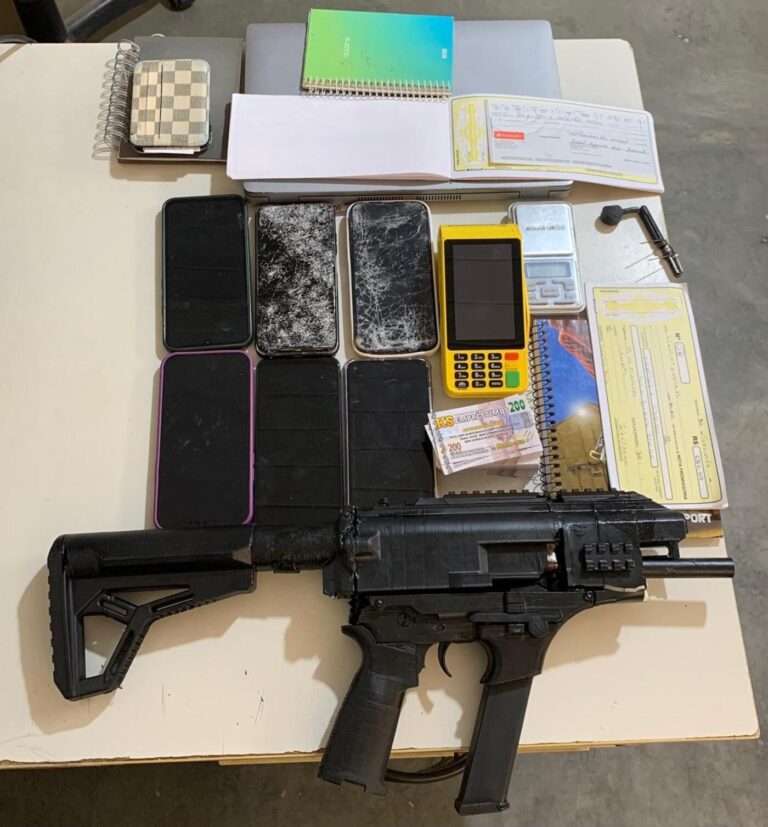 Trio é preso com arma feita em impressora 3D após ameaça por dívida