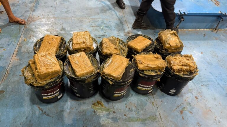 Polícia Civil apreende drogas em galões de graxa em embarcação de Manaus