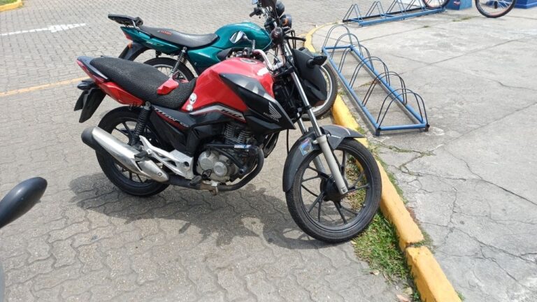 Mulher sofre acidente após vestido enroscar na roda traseira de moto