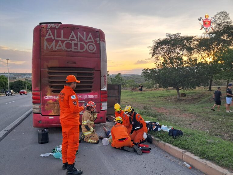 Homem morre esmagado ao trocar pneu de ônibus em rodovia no DF