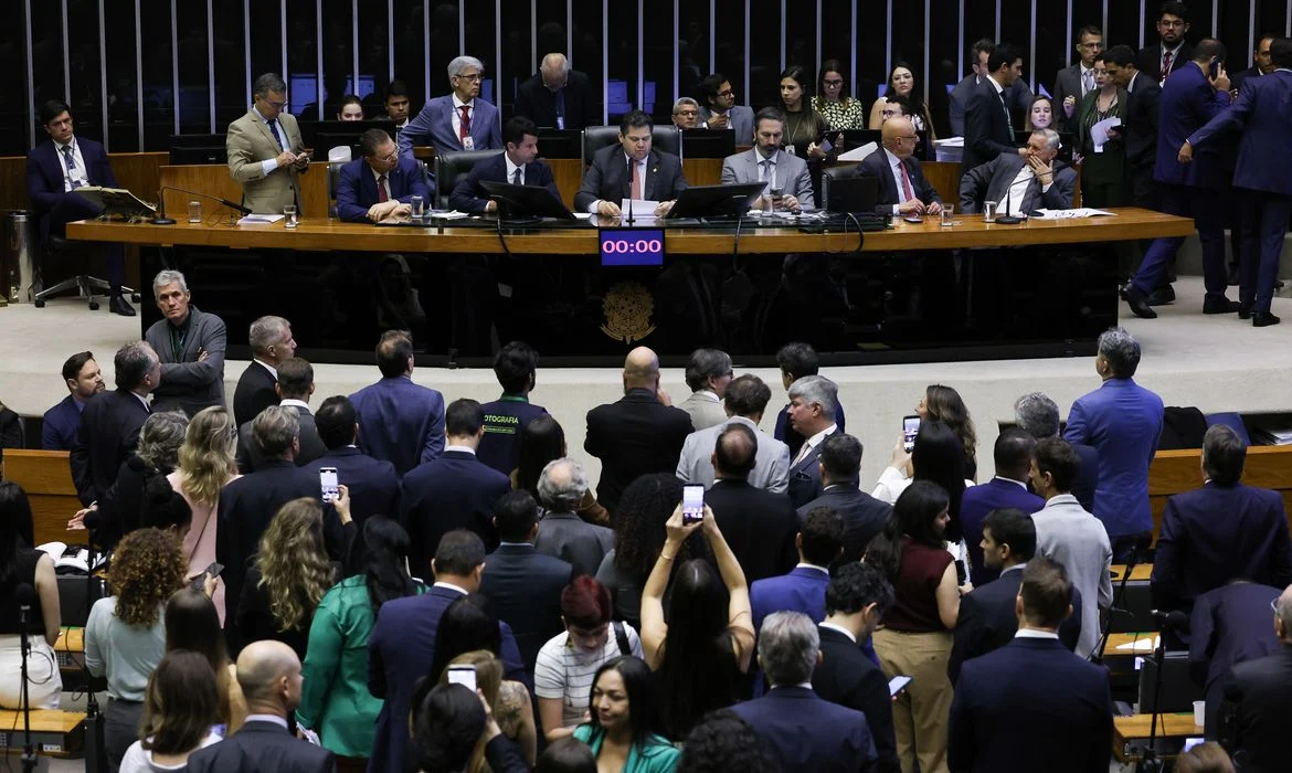 Congresso Impõe Revés a Lula e Flexibiliza Licenciamento Ambiental em Votação Controvertida