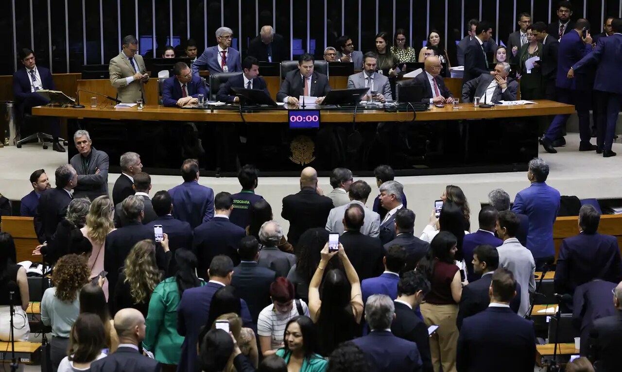 Congresso Derruba Vetos e Flexibiliza Licenciamento Ambiental Após COP30, Gerando Alerta de Ambientalistas