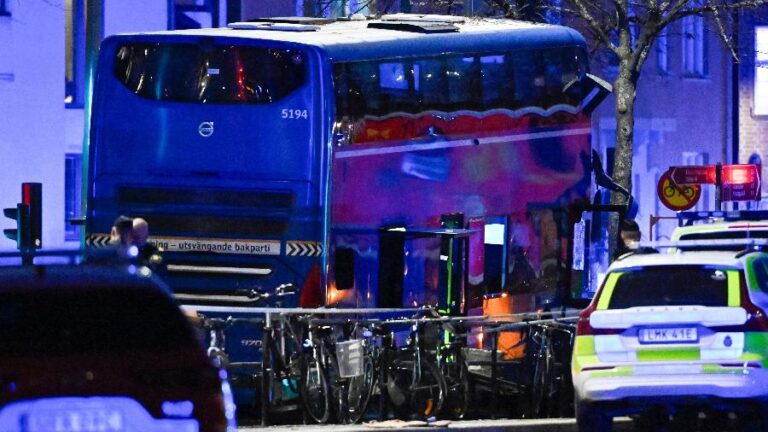 Ônibus provoca tragédia em ponto de ônibus em Estocolmo