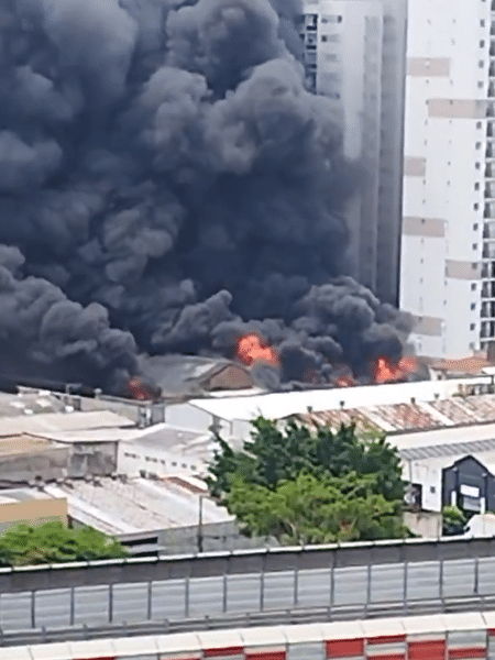 Incêndio de grandes proporções mobiliza bombeiros no Brás, SP