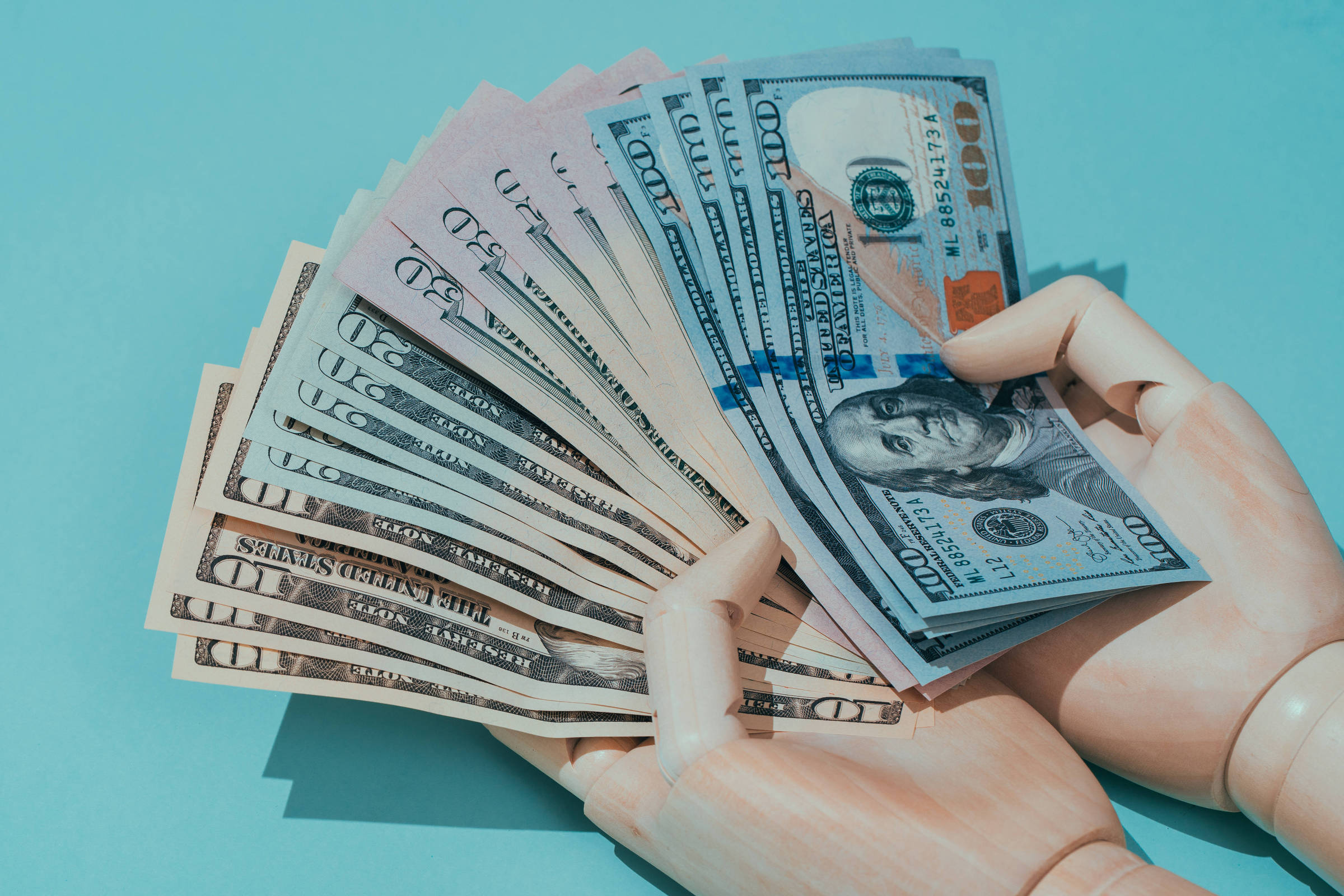 Dólar inicia quinta-feira em baixa após decisão do Copom