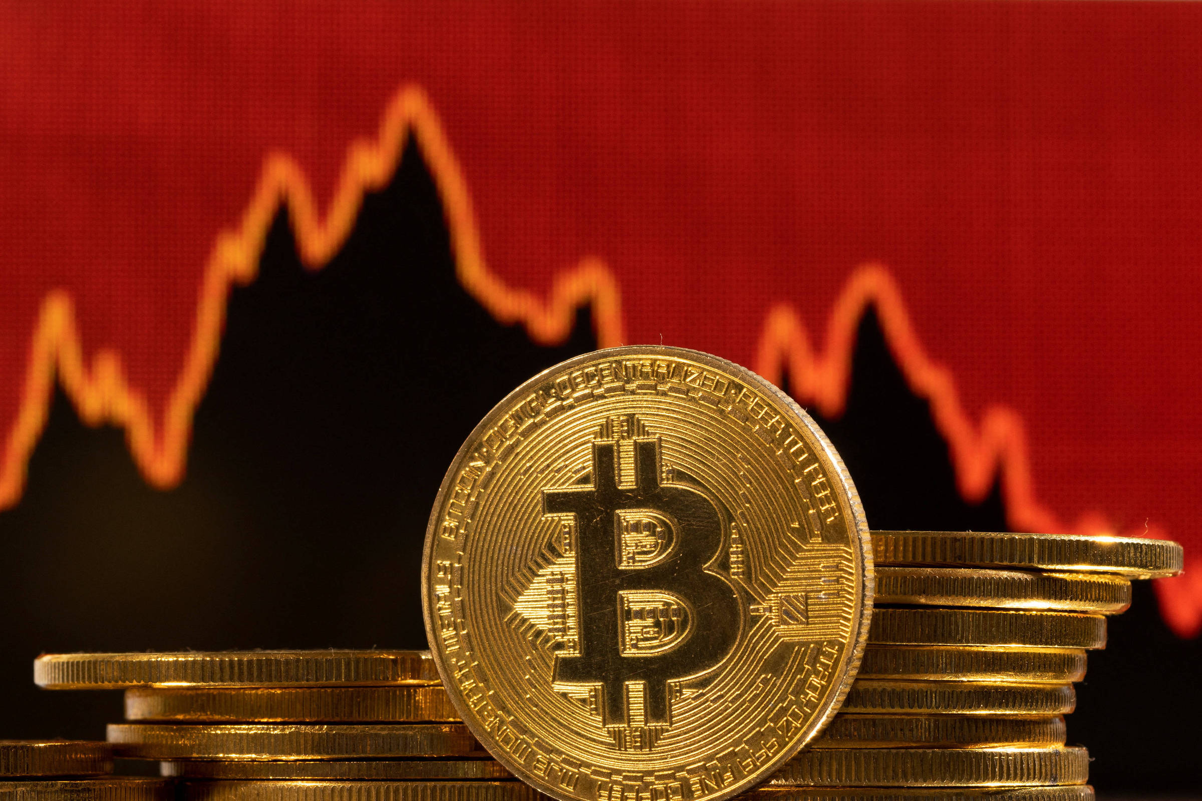 Bitcoin enfrenta queda significativa após vendas de longo prazo
