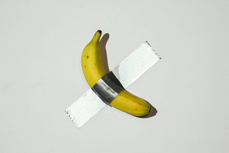 Vaso sanitário de ouro de Maurizio Cattelan é leiloado por US$ 12,1 milhões