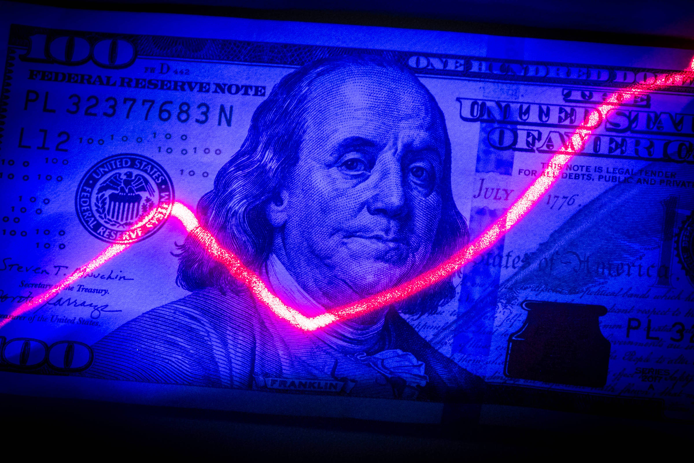 Dólar em forte alta nesta terça-feira com atenção ao Copom