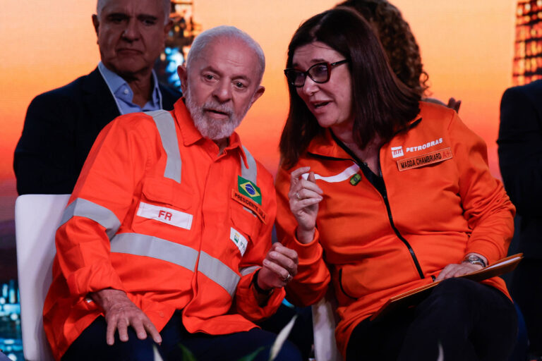 Petrobras planeja cortes em investimentos devido à queda no preço do petróleo