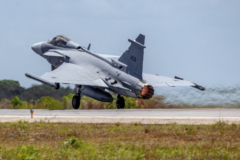 Colômbia firma contrato para aquisição de 17 caças Gripen em acordo estratégico para o Brasil