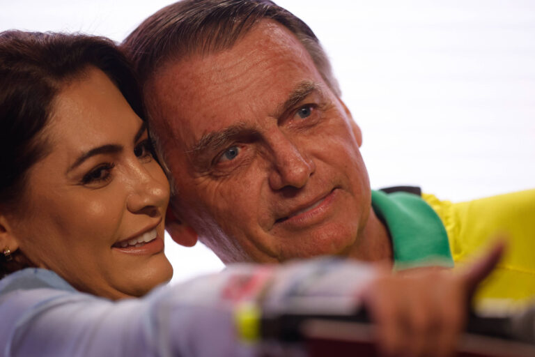Michelle Bolsonaro poderá visitar Jair na prisão neste domingo