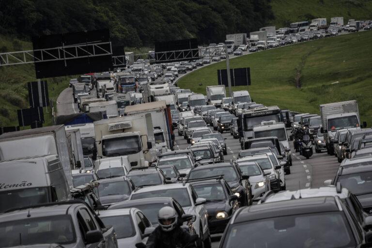 Trânsito intenso na saída do feriado em São Paulo
