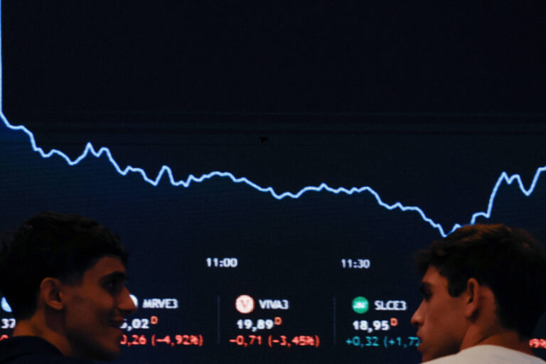 Dólar inicia semana em queda com acordo no governo dos EUA