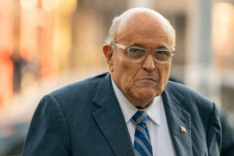 Trump perdoa 76 aliados e Giuliani por tentativas de reverter eleição de 2020