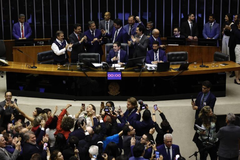Votação de projeto que equipara facções a terroristas é adiada