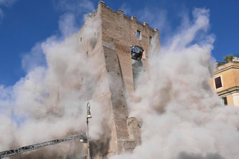 Desabamento parcial de torre em Roma deixa trabalhador preso