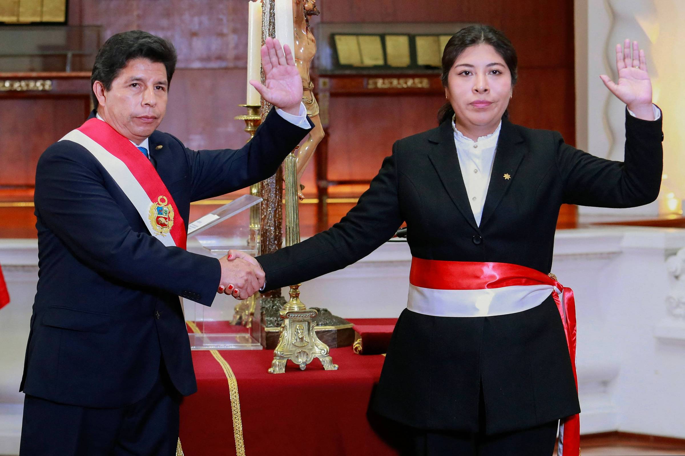 Peru rompe laços diplomáticos com México após asilo a ex-primeira-ministra