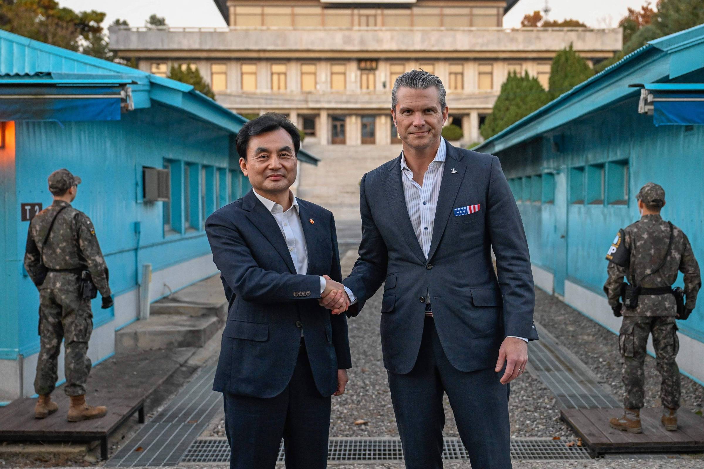 Coreia do Norte lança foguetes antes da visita do secretário de Defesa dos EUA