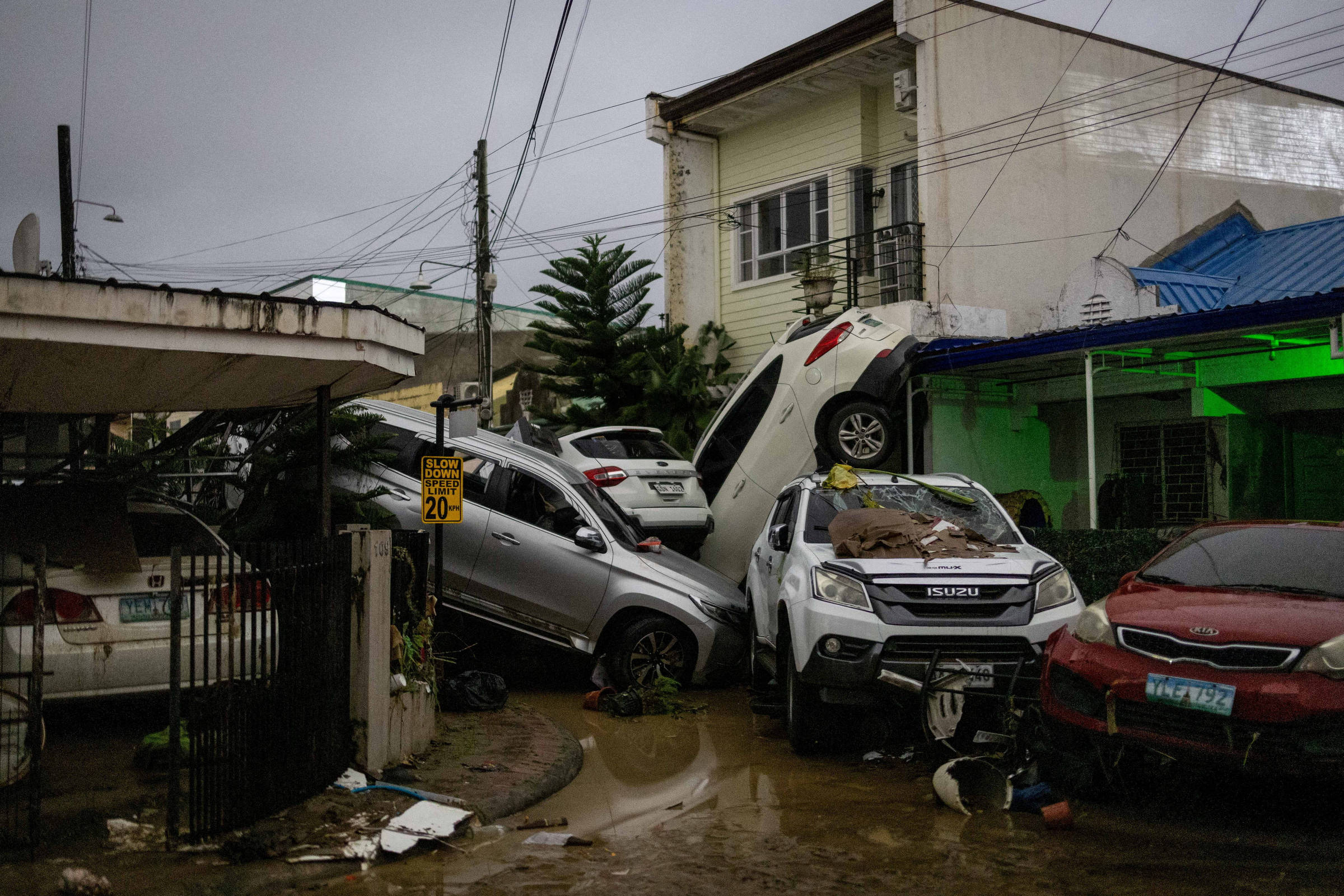 Tufão Kalmaegi provoca destruição nas Filipinas e avança para o Vietnã